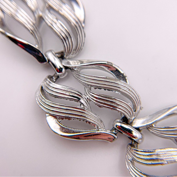 Vintage 1960’s Coro Signed Silver Tone Leaf Cutout Wide Link Bracelet - Picture 5 of 12